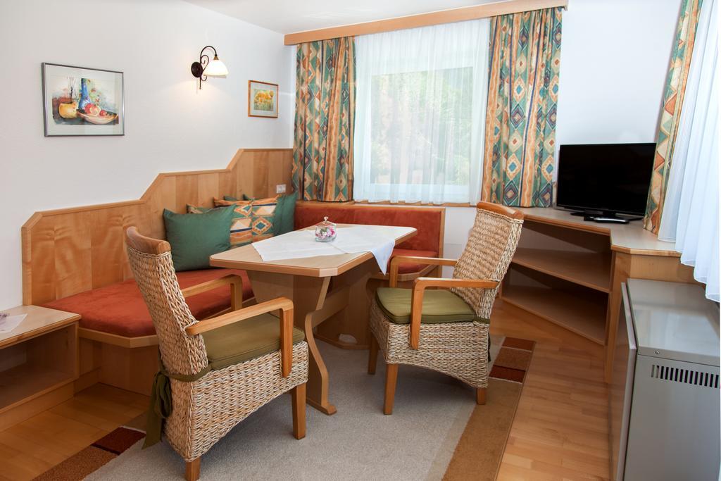 Hôtel Gastehaus Frischhut à Nassereith Extérieur photo